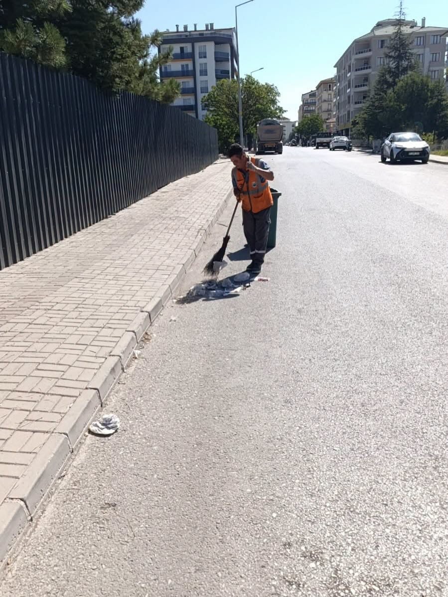 Yahşihan’da Temizlik, İlaçlama ve Yeşil Alan Bakımı Aralıksız Sürüyor - 5