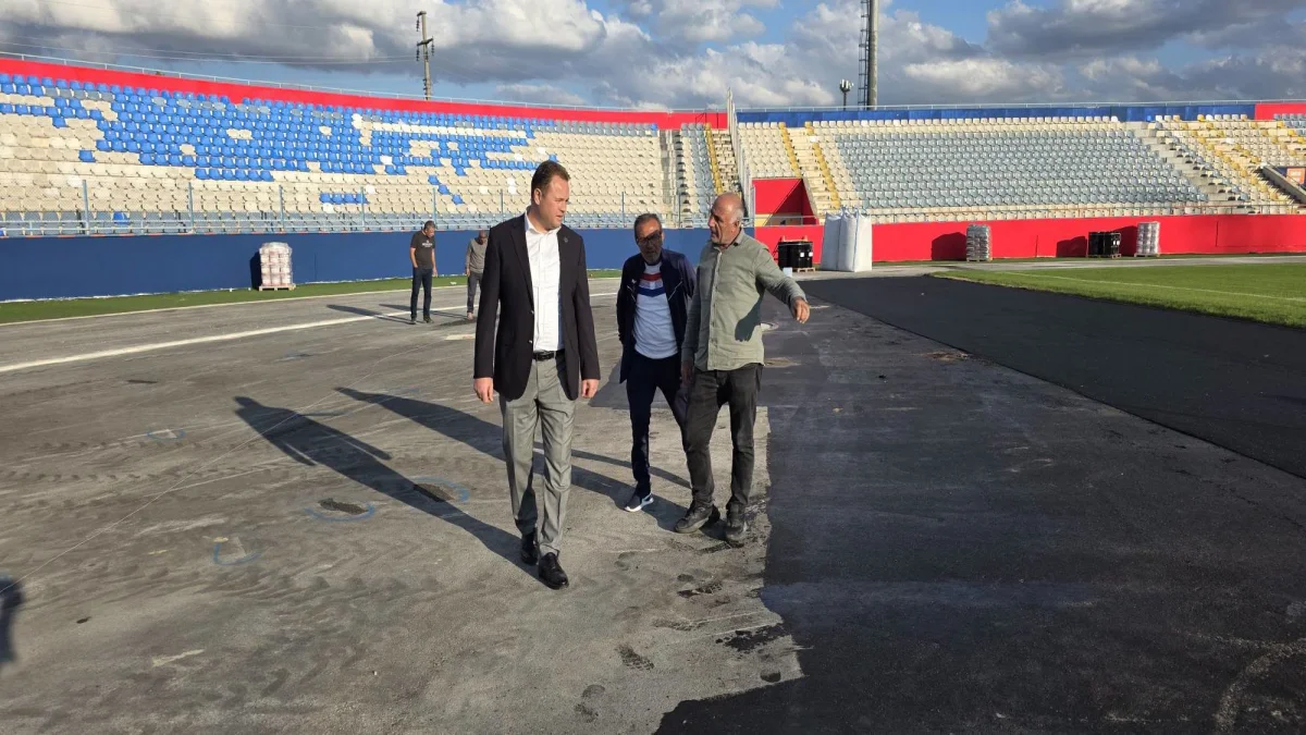 Başpınar Stadyumu’nda yeni tartan zemin kaplanmaya başladı